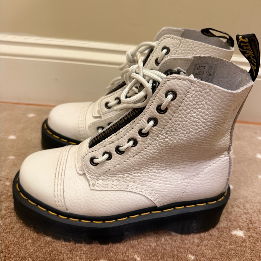 White Doc Marten Sinclair Boots - Women’s 6 Dr. Martens like new